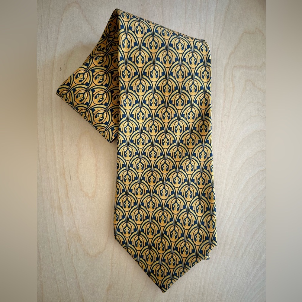 Burberrys gold and navy blue patterned tie